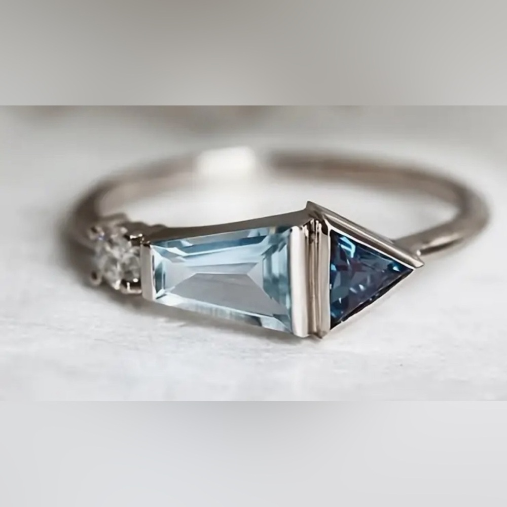 Gorgeous crystal Ring in blue shades Swarovski Crystals silver plated NEW size 7